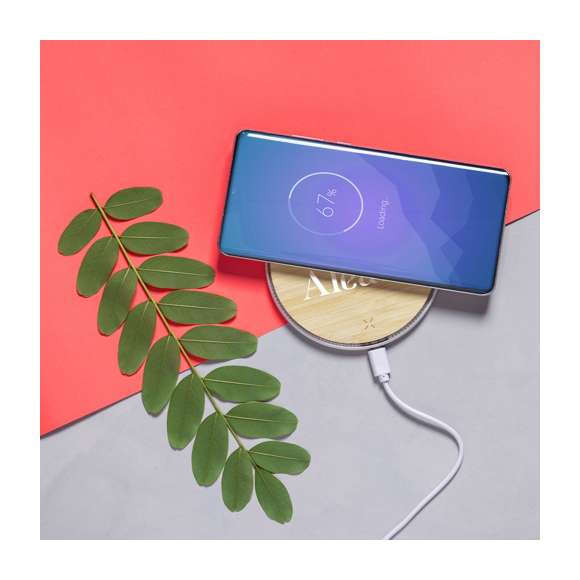 Cargador inalámbrico de línea nature, con base de carga en madera de bambú. Base antideslizante y compatible con dispositivos equipados con tecnología de carga inalámbrica. Presentado en atractiva caja de diseño. Cable USB incluido.