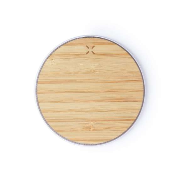 Cargador inalámbrico de línea nature, con base de carga en madera de bambú. Base antideslizante y compatible con dispositivos equipados con tecnología de carga inalámbrica. Presentado en atractiva caja de diseño. Cable USB incluido.