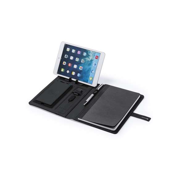Elegante y práctico organizador en poliéster 300D. Con carga inalámbrica y batería auxiliar de 4.000 mAh de capacidad de carga integrada. Pastilla de marcaje con luz led interior y un recubrimiento exterior especialmente diseñado para marcaje en láser, con el que conseguirá que su publicidad o marca quede iluminada con luz blanca. De sobrio diseño y original cierre, incluye bloc de notas de 64 hojas, soporte para bolígrafo e indicador led de estado de carga. El fácil acceso a la estación de carga mediante cable micro USB -incluido- hacen de este organizador el gadget perfecto para el mundo de los negocios. Las capacidades mostradas en todas nuestras baterías auxiliares externas son reales, incorporando todas ellas baterías de grado A y no recicladas, con una vida útil de al menos 500 ciclos de carga y según normativa CE. Además, están fabricadas conforme a los estándares RoHS y en cumplimiento con los siguientes requisitos de seguridad: Sistema de protección contra sobrecarga del power bank. Sistema de protección contra descarga completa que proporciona una mayor durabilidad del power bank. Sistema de bloqueo para evitar cortocircuitos. Sistema de transferencia de carga constante, acorde con la capacidad del dispositivo de destino.