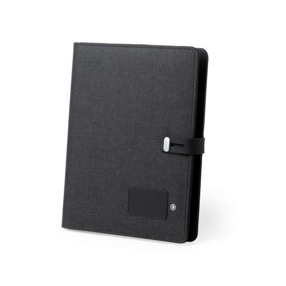 Elegante y práctico organizador en poliéster 300D. Con carga inalámbrica y batería auxiliar de 4.000 mAh de capacidad de carga integrada. Pastilla de marcaje con luz led interior y un recubrimiento exterior especialmente diseñado para marcaje en láser, con el que conseguirá que su publicidad o marca quede iluminada con luz blanca. De sobrio diseño y original cierre, incluye bloc de notas de 64 hojas, soporte para bolígrafo e indicador led de estado de carga. El fácil acceso a la estación de carga mediante cable micro USB -incluido- hacen de este organizador el gadget perfecto para el mundo de los negocios. Las capacidades mostradas en todas nuestras baterías auxiliares externas son reales, incorporando todas ellas baterías de grado A y no recicladas, con una vida útil de al menos 500 ciclos de carga y según normativa CE. Además, están fabricadas conforme a los estándares RoHS y en cumplimiento con los siguientes requisitos de seguridad: Sistema de protección contra sobrecarga del power bank. Sistema de protección contra descarga completa que proporciona una mayor durabilidad del power bank. Sistema de bloqueo para evitar cortocircuitos. Sistema de transferencia de carga constante, acorde con la capacidad del dispositivo de destino.