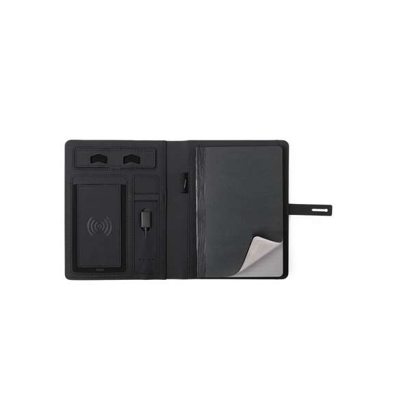 Elegante y práctico organizador en poliéster 300D. Con carga inalámbrica y batería auxiliar de 4.000 mAh de capacidad de carga integrada. Pastilla de marcaje con luz led interior y un recubrimiento exterior especialmente diseñado para marcaje en láser, con el que conseguirá que su publicidad o marca quede iluminada con luz blanca. De sobrio diseño y original cierre, incluye bloc de notas de 64 hojas, soporte para bolígrafo e indicador led de estado de carga. El fácil acceso a la estación de carga mediante cable micro USB -incluido- hacen de este organizador el gadget perfecto para el mundo de los negocios. Las capacidades mostradas en todas nuestras baterías auxiliares externas son reales, incorporando todas ellas baterías de grado A y no recicladas, con una vida útil de al menos 500 ciclos de carga y según normativa CE. Además, están fabricadas conforme a los estándares RoHS y en cumplimiento con los siguientes requisitos de seguridad: Sistema de protección contra sobrecarga del power bank. Sistema de protección contra descarga completa que proporciona una mayor durabilidad del power bank. Sistema de bloqueo para evitar cortocircuitos. Sistema de transferencia de carga constante, acorde con la capacidad del dispositivo de destino.