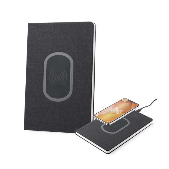 Bloc de notas cargador en resistente poliéster 300D con cargador inalámbrico integrado. De sobrio diseño y original estación de carga en la portada. Incluye 80 hojas con disposición a una raya.