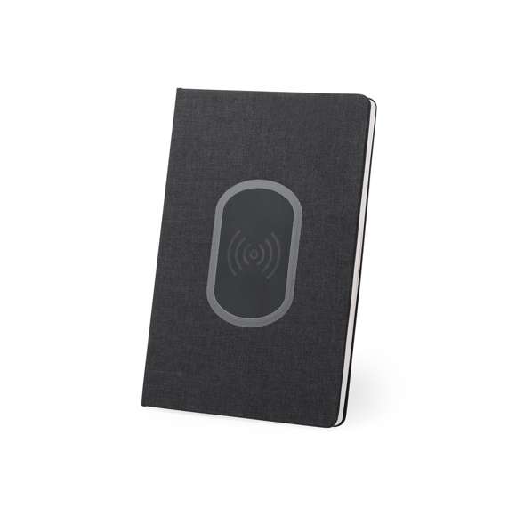 Bloc de notas cargador en resistente poliéster 300D con cargador inalámbrico integrado. De sobrio diseño y original estación de carga en la portada. Incluye 80 hojas con disposición a una raya.