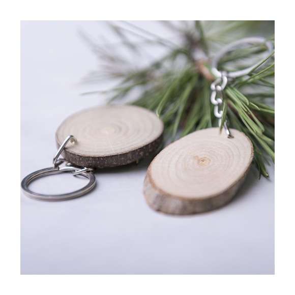  	Elegante llavero de línea nature. Piezas obtenidas al corte de madera de haya, por lo que su textura, color y grosor pueden variar, convirtiéndolo así en una pieza única.Con amplia superficie de marcaje y disponible en diseños ovalado y redondeado.