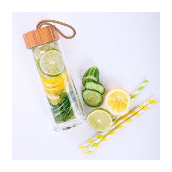 Tarro de línea nature de 420ml de capacidad. Fabricado con cuerpo de cristal y tapón a rosca de bambú, con práctica asa de transporte trenzada en color natural. Presentado en caja individual de atractivo diseño.