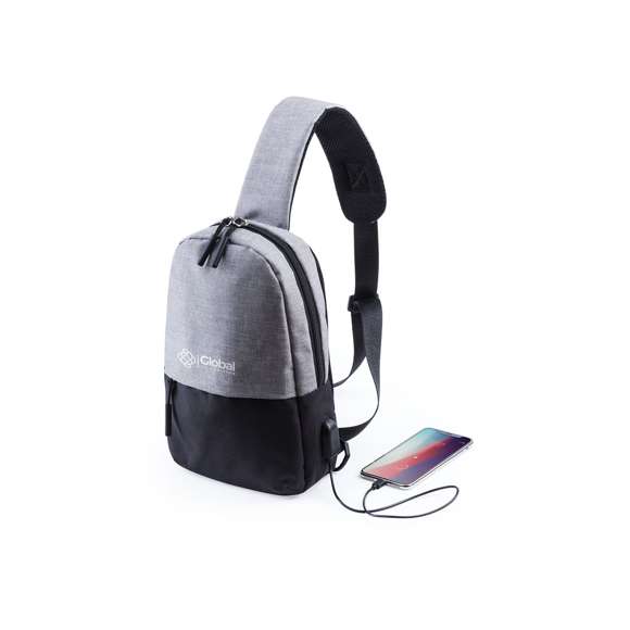  	Bandolera multiusos en resistente poliéster 300D. De atractivo diseño urbano, en combinación de colores gris denim y negro. Con conexión USB para carga -powerbank y cable no incluídos- y bolsillo acolchado para tablet de hasta 10 pulgadas. Espalda y cinta acolchadas, con cinta de ajuste regulable. Bolsillo principal de fácil apertura, con cierre de cremallera y resistentes tiradores.