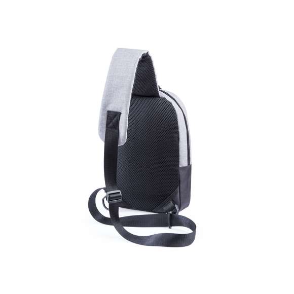  	Bandolera multiusos en resistente poliéster 300D. De atractivo diseño urbano, en combinación de colores gris denim y negro. Con conexión USB para carga -powerbank y cable no incluídos- y bolsillo acolchado para tablet de hasta 10 pulgadas. Espalda y cinta acolchadas, con cinta de ajuste regulable. Bolsillo principal de fácil apertura, con cierre de cremallera y resistentes tiradores.