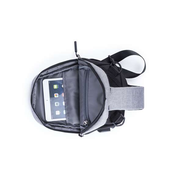  	Bandolera multiusos en resistente poliéster 300D. De atractivo diseño urbano, en combinación de colores gris denim y negro. Con conexión USB para carga -powerbank y cable no incluídos- y bolsillo acolchado para tablet de hasta 10 pulgadas. Espalda y cinta acolchadas, con cinta de ajuste regulable. Bolsillo principal de fácil apertura, con cierre de cremallera y resistentes tiradores.