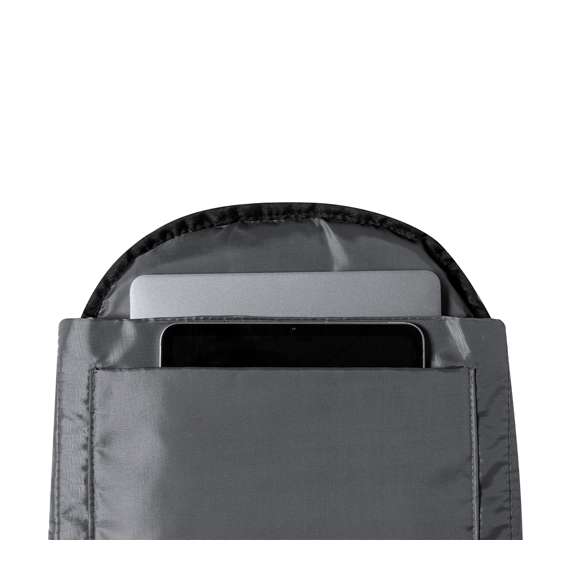 Mochila antirrobo en resistente poliéster 300D. Tejido de alta calidad resistente a cortes y a roces, con bolsillo antirrobo en la espalda para guardar los objetos de valor. Compartimento principal con cierre de cremallera equipado con conexión de powerbank -no incluida- y dos compartimentos interiores independientes y acolchados para portátil de hasta 15 pulgadas y para tablets de hasta 10 pulgadas, además de bolsillos complementarios interiores. Cuenta también con un bolsillo exterior en el frontal con cierre de cremallera. Cómoda de llevar gracias a su espalda acolchada como las asas ergonómicas y ajustables, además con accesorio para trolley.
