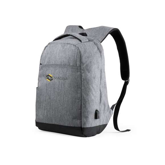 Mochila antirrobo en resistente poliéster 300D. Tejido de alta calidad resistente a cortes y a roces, con bolsillo antirrobo en la espalda para guardar los objetos de valor. Compartimento principal con cierre de cremallera equipado con conexión de powerbank -no incluida- y dos compartimentos interiores independientes y acolchados para portátil de hasta 15 pulgadas y para tablets de hasta 10 pulgadas, además de bolsillos complementarios interiores. Cuenta también con un bolsillo exterior en el frontal con cierre de cremallera. Cómoda de llevar gracias a su espalda acolchada como las asas ergonómicas y ajustables, además con accesorio para trolley.