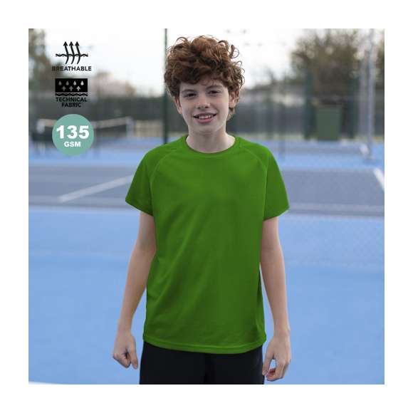 Camiseta técnica para niño en material dynamic, altamente transpirable y confeccionada en tela 100% poliéster de 125g/m2. Disponible en variados colores y en tallas 4-5, 6-8, 10-12.