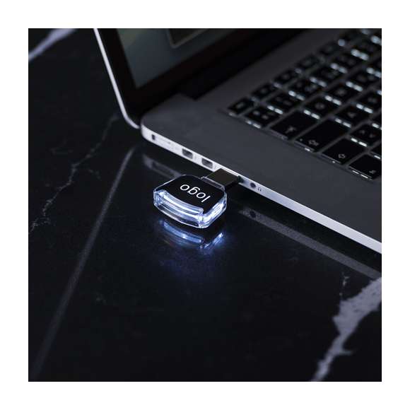 Memoria USB de 16GB de capacidad. De innovador diseño automovilístico, con luz led interior y cuerpo especialmente diseñado para marcaje en láser, iluminando así el logotipo. Presentada en estuche individual.