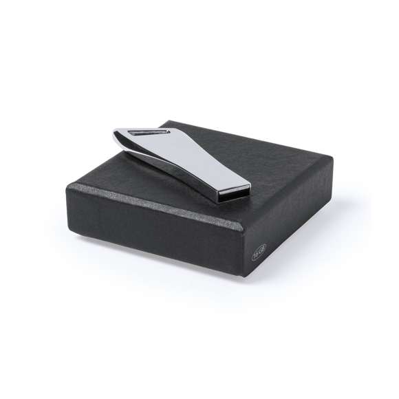 Memoria USB de 16GB de capacidad. De innovador diseño, en acabado metálico brillante e idónea para llevar en el llavero. Presentada en elegante estuche individual de cartón y suave espuma troquelada.