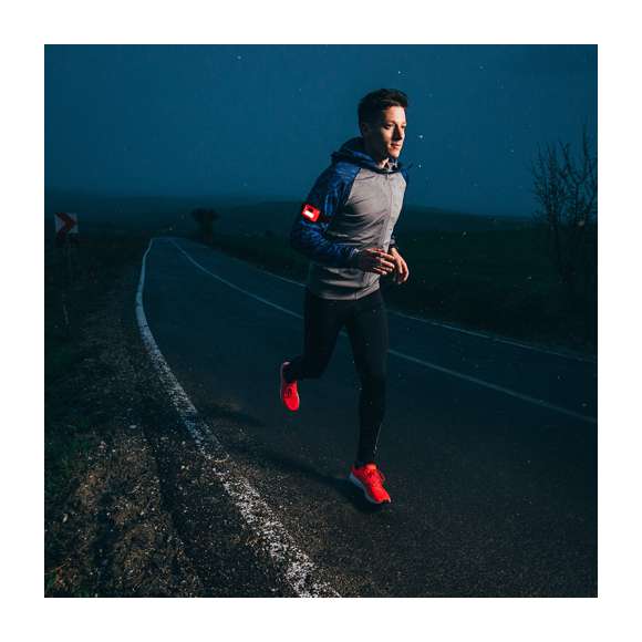 Linterna de línea deportiva con cinta elástica ajustable para brazo, cabeza… Con 8 luces COB blancas y 3 posiciones de iluminación (2 posiciones fijas y 1 posición intermitente). Disponible en variada gama de colores, con alimentación a pilas (3xAAA no incluidas) y presentada en una atractiva caja de diseño.