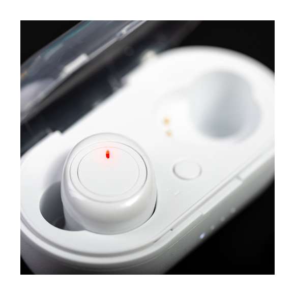 Auriculares intraurales de conexión Bluetooth® 5.0 y diseño minimalista en elegante color blanco. De diseño ergonómico, incluyen panel de control integrado en en auricular, con estuche y base de carga a juego. Función manos libres y recargables, con cable micro USB incluido. Presentados en estuche individual de lujo con tapa transparente de bisagra. Presentados en atractiva caja de diseño.