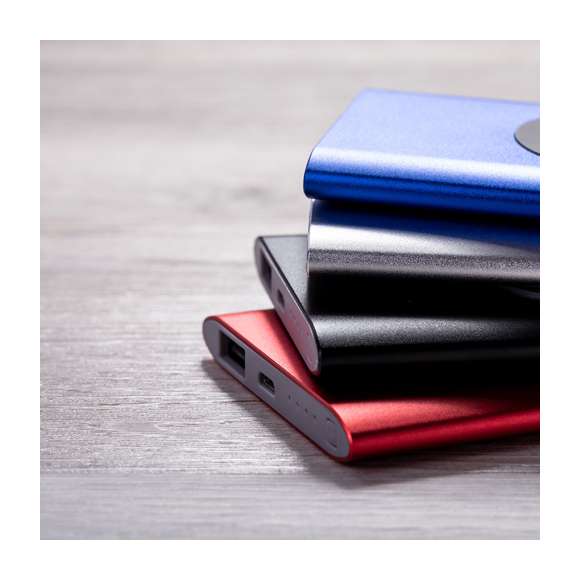 Batería auxiliar externa inalámbrica de 4.000 mAh. En resistente aluminio, con salida USB y cable de carga micro USB. Indicador de estado de carga y compatible con dispositivos equipados con tecnología de carga inalámbrica. Disponible en variada gama de colores. Las capacidades mostradas en todas nuestras baterías auxiliares externas son reales, incorporando todas ellas baterías de grado A y no recicladas, con una vida útil de al menos 500 ciclos de carga y según normativa CE. Además, están fabricadas conforme a los estándares RoHS y en cumplimiento con los siguientes requisitos de seguridad: Sistema de protección contra sobrecarga del power bank. Sistema de protección contra descarga completa que proporciona una mayor durabilidad del power bank. Sistema de bloqueo para evitar cortocircuitos. Sistema de transferencia de carga constante, acorde con la capacidad del dispositivo de destino.