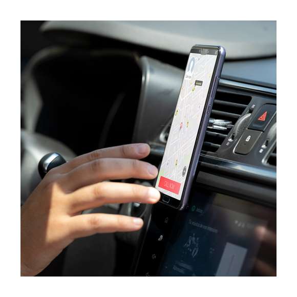 Soporte selfie en metal cromado para smartphone. De elegante diseño y con adhesivo 3M, de fijación extra fuerte y libre de residuos al despegarlo del dispositivo. Con doble anilla soporte posterior, para dedo y rejilla del salpicadero del vehículo. Presentado bolsita de diseño individual.