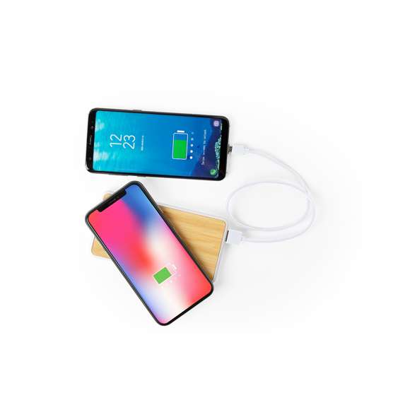 Batería auxiliar externa de línea nature, con cargador inalámbrico integrado y carcasa en madera de bambú. 8.000 mAh de capacidad de carga e indicador de estado de carga. Salida doble USB y entradas Tipo C y micro USB -cable incluido-. Con amplia superficie de marcaje y presentada en atractiva caja de diseño. Las capacidades mostradas en todas nuestras baterías auxiliares externas son reales, incorporando todas ellas baterías de grado A y no recicladas, con una vida útil de al menos 500 ciclos de carga y según normativa CE. Además, están fabricadas conforme a los estándares RoHS y en cumplimiento con los siguientes requisitos de seguridad: Sistema de protección contra sobrecarga del power bank. Sistema de protección contra descarga completa que proporciona una mayor durabilidad del power bank. Sistema de bloqueo para evitar cortocircuitos. Sistema de transferencia de carga constante, acorde con la capacidad del dispositivo de destino.