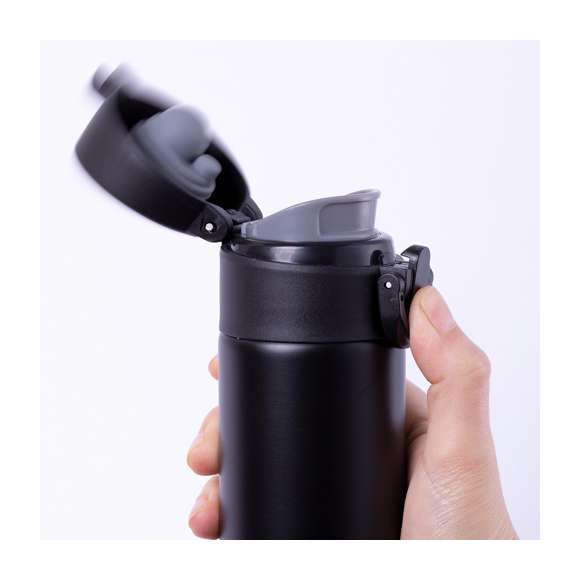 Termo en acero inox de 330ml de capacidad. Con doble cobertura para mejor y mas duradera conservación de la temperatura y con sistema de apertura fácil con botón. Disponible en variada gama de colores y presentado en atractiva caja de diseño. Disponible manual de instrucciones en español e inglés.