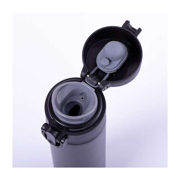 Termo en acero inox de 330ml de capacidad. Con doble cobertura para mejor y mas duradera conservación de la temperatura y con sistema de apertura fácil con botón. Disponible en variada gama de colores y presentado en atractiva caja de diseño. Disponible manual de instrucciones en español e inglés.