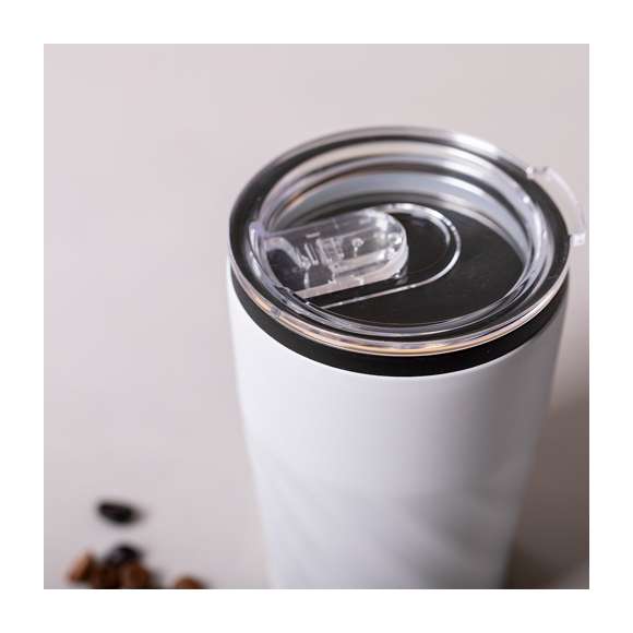 Vaso fabricado en acero inox de 350ml de capacidad. Cuerpo con diseño biselado, con anilla de color negro. Con original tapón dosificador transparente y abrefácil. Es ideal para tener en tu escritorio, mesa o en cualquier superficie donde disfrutar tranquilamente de tu bebida favorita.