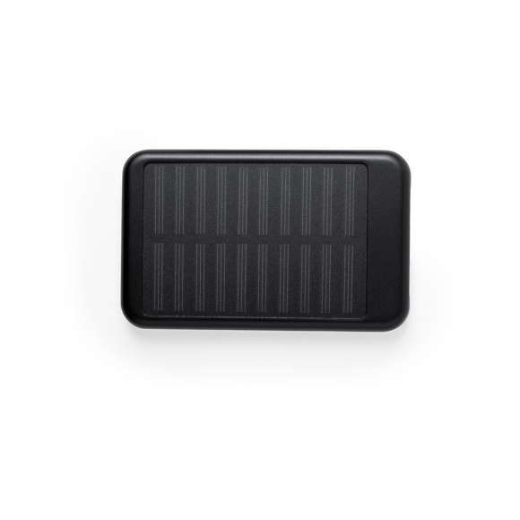 Batería auxiliar externa de recarga solar y de gran capacidad de carga -4.000 mAh-. En resistente aluminio, con salida USB y cable micro USB incluido. Disponible en variada gama de colores. Las capacidades mostradas en todas nuestras baterías auxiliares externas son reales, incorporando todas ellas baterías de grado A y no recicladas, con una vida útil de al menos 500 ciclos de carga y según normativa CE. Además, están fabricadas conforme a los estándares RoHS y en cumplimiento con los siguientes requisitos de seguridad: Sistema de protección contra sobrecarga del power bank. Sistema de protección contra descarga completa que proporciona una mayor durabilidad del power bank. Sistema de bloqueo para evitar cortocircuitos. Sistema de transferencia de carga constante, acorde con la capacidad del dispositivo de destino.