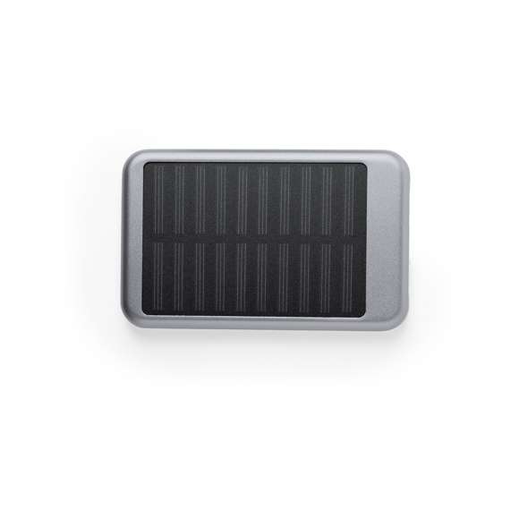 Batería auxiliar externa de recarga solar y de gran capacidad de carga -4.000 mAh-. En resistente aluminio, con salida USB y cable micro USB incluido. Disponible en variada gama de colores. Las capacidades mostradas en todas nuestras baterías auxiliares externas son reales, incorporando todas ellas baterías de grado A y no recicladas, con una vida útil de al menos 500 ciclos de carga y según normativa CE. Además, están fabricadas conforme a los estándares RoHS y en cumplimiento con los siguientes requisitos de seguridad: Sistema de protección contra sobrecarga del power bank. Sistema de protección contra descarga completa que proporciona una mayor durabilidad del power bank. Sistema de bloqueo para evitar cortocircuitos. Sistema de transferencia de carga constante, acorde con la capacidad del dispositivo de destino.