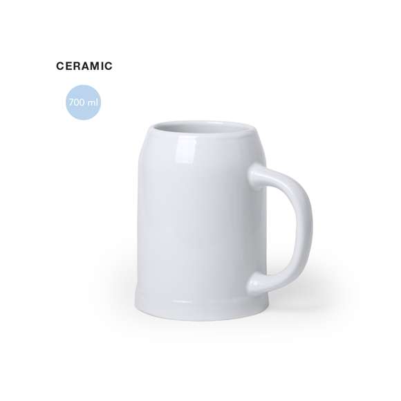 Jarra de cerámica en elegante acabado blanco para los más cerveceros. De 700ml de capacidad y con cómoda asa. Apta para microondas y presentada en caja individual blanca.