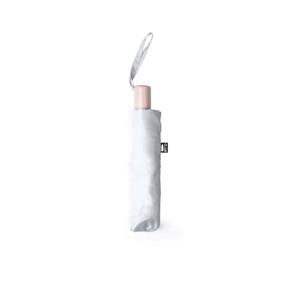 Paraguas plegable de línea nature de 95cm de diámetro. En material pongee 190T RPET, elaborado a partir de plástico reciclado, para así fomentar la reutilización de residuos plásticos y ayudar a la sostenibilidad del planeta. De apertura manual, con sistema anti viento y varillas metálicas. Mango de madera, con funda de transporte y cintas a juego. Con etiqueta distintiva RPET