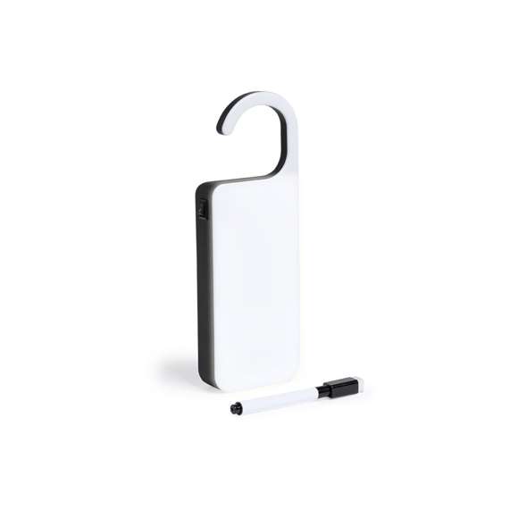 Colgador para mensajes con brillate luz interior (25 LEDs), para que todo el mundo pueda ver tus mensajitos. Botón de encendido ON/OFF, con rotulador de tinta negra y borrador. Alimentación a pilas (3xAAA no incluidas) y compartimento para guardar el rotulador. Presentada en atractiva caja de diseño.