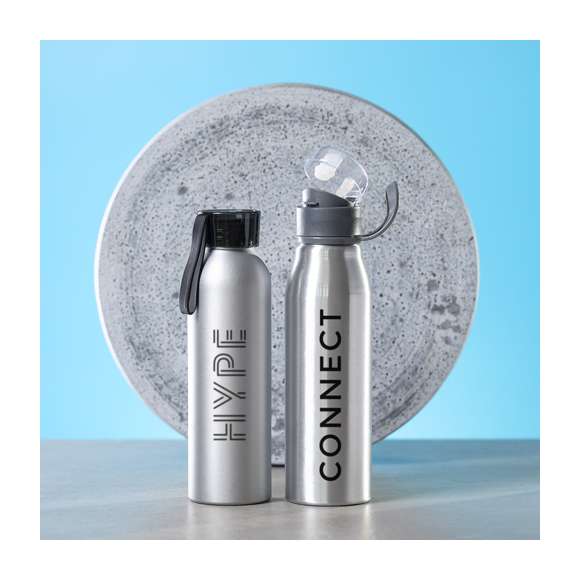 Bidón en alta calidad y de gran capacidad -700 ml-. En aluminio de acabado brillante, con tapón a juego, dosificador libre de BPA y asa de transporte. Disponible en variada gama de colores y presentado en atractiva caja de diseño. Disponible manual de instrucciones en español e inglés.
