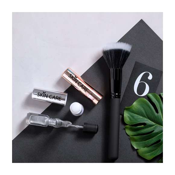 Barra de bálsamo labial con protección SPF15 y aroma vainilla. En variada gama de colores metalizados.