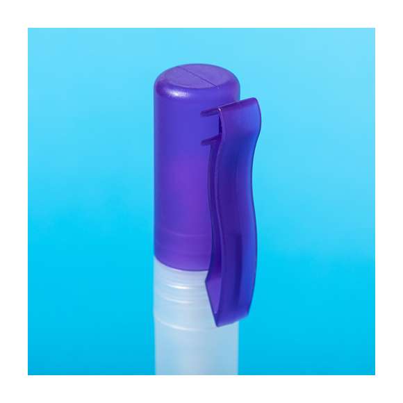  	Spray hidroalcohólico para higiene y limpieza de la piel en bote rellenable de 10 ml. Cuerpo en translúcido y capucha disponible en variada gama de colores, con clip de ajuste. Solución con 65% de contenido de alcohol.nbsp   	Artículo con certificación GMP (Good Manufaturing Practices / Normas de Correcta Fabricación) que garantiza el cumplimiento de rigurosas medidas de control para la obtención de un producto seguro y de calidad.