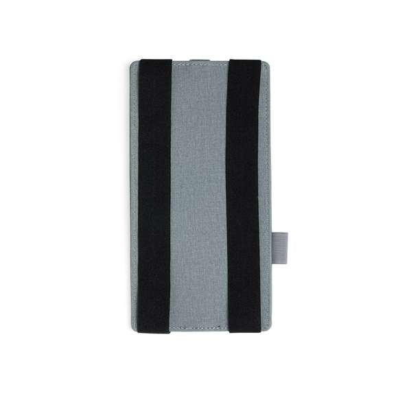 Elegante y práctico organizador cargador en polipiel. Cargador inalámbrico integrado con luz indicadora de carga y ajustable a cualquier tamaño de bloc de notas. Incluye soporte para bolígrafo y multitud de bolsillos para tarjetas y otros accesorios. Disponible en variada gama de colores, con cierre de corchete y bandas elásticas. Cable micro USB incluido.
