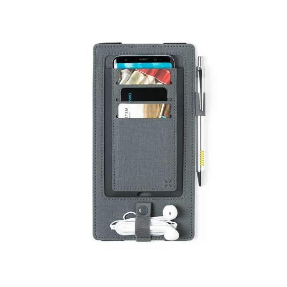 Elegante y práctico organizador cargador en polipiel. Cargador inalámbrico integrado con luz indicadora de carga y ajustable a cualquier tamaño de bloc de notas. Incluye soporte para bolígrafo y multitud de bolsillos para tarjetas y otros accesorios. Disponible en variada gama de colores, con cierre de corchete y bandas elásticas. Cable micro USB incluido.
