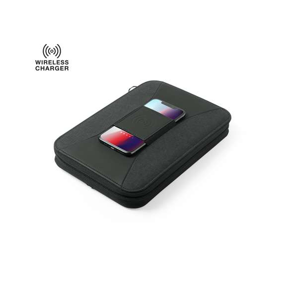 Completo organizador power bank en combinación de materiales poliéster 300D y polipiel. Cargador inalámbrico integrado en la portada, con soporte para sujeción del smartphone. Incluye batería auxiliar de 4.000 mAh de capacidad de carga integrada. De sobrio diseño y cierre de cremallera, incluye bloc de notas de 64 hojas con disposición a una raya, soporte para bolígrafo y tarjetero. Salida USB, con cable micro USB incluido y presentado en elegante caja negra. Las capacidades mostradas en todas nuestras baterías auxiliares externas son reales, incorporando todas ellas baterías de grado A y no recicladas, con una vida útil de al menos 500 ciclos de carga y según normativa CE. Además, están fabricadas conforme a los estándares RoHS y en cumplimiento con los siguientes requisitos de seguridad: Sistema de protección contra sobrecarga del power bank. Sistema de protección contra descarga completa que proporciona una mayor durabilidad del power bank. Sistema de bloqueo para evitar cor