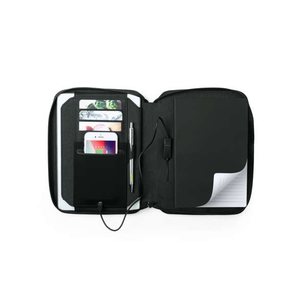 Completo organizador power bank en combinación de materiales poliéster 300D y polipiel. Cargador inalámbrico integrado en la portada, con soporte para sujeción del smartphone. Incluye batería auxiliar de 4.000 mAh de capacidad de carga integrada. De sobrio diseño y cierre de cremallera, incluye bloc de notas de 64 hojas con disposición a una raya, soporte para bolígrafo y tarjetero. Salida USB, con cable micro USB incluido y presentado en elegante caja negra. Las capacidades mostradas en todas nuestras baterías auxiliares externas son reales, incorporando todas ellas baterías de grado A y no recicladas, con una vida útil de al menos 500 ciclos de carga y según normativa CE. Además, están fabricadas conforme a los estándares RoHS y en cumplimiento con los siguientes requisitos de seguridad: Sistema de protección contra sobrecarga del power bank. Sistema de protección contra descarga completa que proporciona una mayor durabilidad del power bank. Sistema de bloqueo para evitar cor
