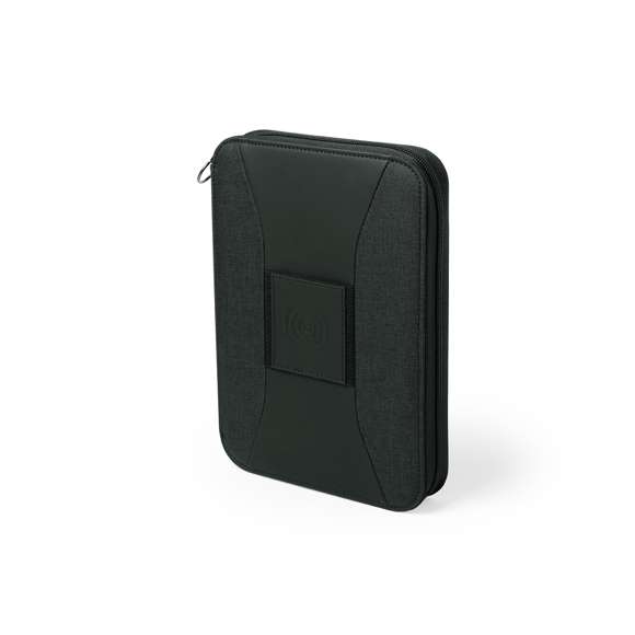 Completo organizador power bank en combinación de materiales poliéster 300D y polipiel. Cargador inalámbrico integrado en la portada, con soporte para sujeción del smartphone. Incluye batería auxiliar de 4.000 mAh de capacidad de carga integrada. De sobrio diseño y cierre de cremallera, incluye bloc de notas de 64 hojas con disposición a una raya, soporte para bolígrafo y tarjetero. Salida USB, con cable micro USB incluido y presentado en elegante caja negra. Las capacidades mostradas en todas nuestras baterías auxiliares externas son reales, incorporando todas ellas baterías de grado A y no recicladas, con una vida útil de al menos 500 ciclos de carga y según normativa CE. Además, están fabricadas conforme a los estándares RoHS y en cumplimiento con los siguientes requisitos de seguridad: Sistema de protección contra sobrecarga del power bank. Sistema de protección contra descarga completa que proporciona una mayor durabilidad del power bank. Sistema de bloqueo para evitar cor