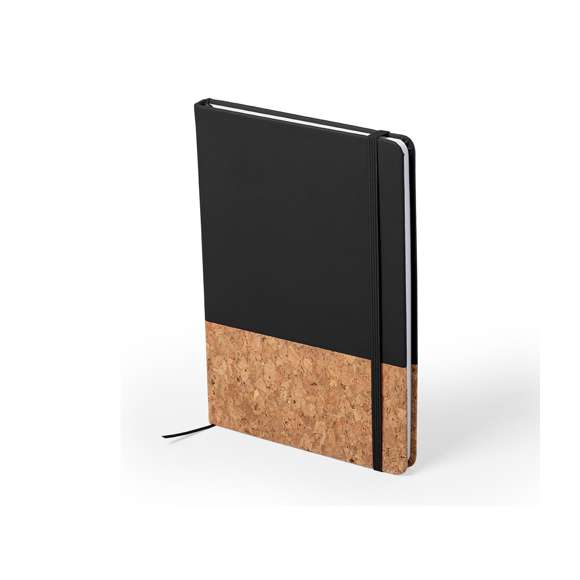 Bloc de notas de línea nature en combinación de corcho natural con polipiel de tapas rígidas. Con 100 hojas lisas con acabado natural, elástico de sujeción y marcapáginas de tela a juego. Disponible en variada gama de colores.