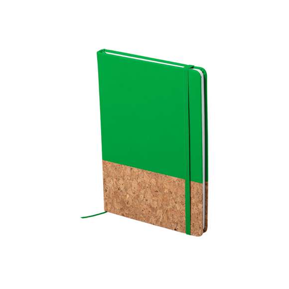 Bloc de notas de línea nature en combinación de corcho natural con polipiel de tapas rígidas. Con 100 hojas lisas con acabado natural, elástico de sujeción y marcapáginas de tela a juego. Disponible en variada gama de colores.