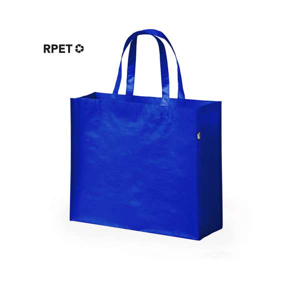 Bolsa de línea nature en material RPET, elaborado a partir de plástico reciclado, para así fomentar la reutilización de residuos plásticos y ayudar a la sostenibilidad del planeta. En material laminado de 105 g/m2 de acabado mate, con asas medianas y costuras y base reforzadas. Resistencia hasta 5 kg de peso. Disponible en variada gama de colores, con etiqueta distintivo RPET.