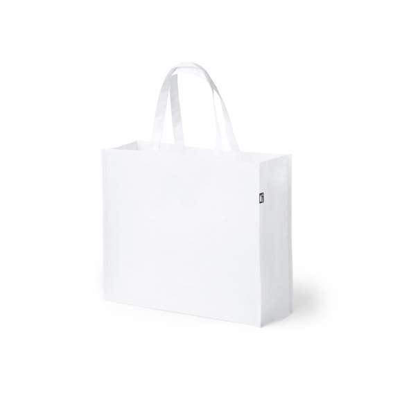 Bolsa de línea nature en material RPET, elaborado a partir de plástico reciclado, para así fomentar la reutilización de residuos plásticos y ayudar a la sostenibilidad del planeta. En material laminado de 105 g/m2 de acabado mate, con asas medianas y costuras y base reforzadas. Resistencia hasta 5 kg de peso. Disponible en variada gama de colores, con etiqueta distintivo RPET.
