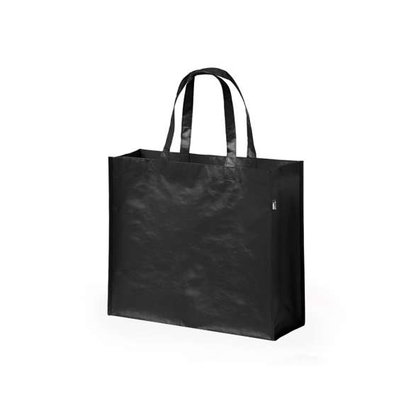 Bolsa de línea nature en material RPET, elaborado a partir de plástico reciclado, para así fomentar la reutilización de residuos plásticos y ayudar a la sostenibilidad del planeta. En material laminado de 105 g/m2 de acabado mate, con asas medianas y costuras y base reforzadas. Resistencia hasta 5 kg de peso. Disponible en variada gama de colores, con etiqueta distintivo RPET.
