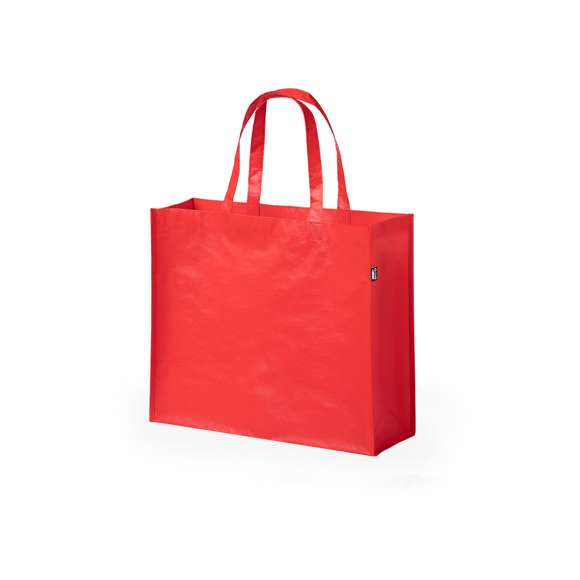 Bolsa de línea nature en material RPET, elaborado a partir de plástico reciclado, para así fomentar la reutilización de residuos plásticos y ayudar a la sostenibilidad del planeta. En material laminado de 105 g/m2 de acabado mate, con asas medianas y costuras y base reforzadas. Resistencia hasta 5 kg de peso. Disponible en variada gama de colores, con etiqueta distintivo RPET.