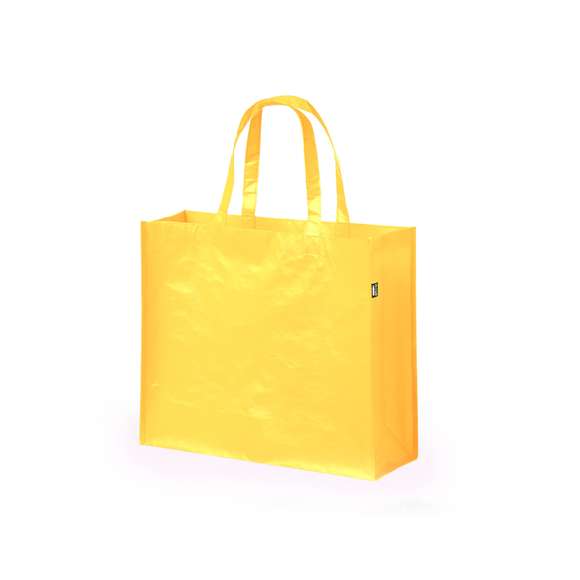Bolsa de línea nature en material RPET, elaborado a partir de plástico reciclado, para así fomentar la reutilización de residuos plásticos y ayudar a la sostenibilidad del planeta. En material laminado de 105 g/m2 de acabado mate, con asas medianas y costuras y base reforzadas. Resistencia hasta 5 kg de peso. Disponible en variada gama de colores, con etiqueta distintivo RPET.