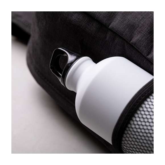 Mochila antirrobo en resistente material poliéster 300D. Con bolsillo antirrobo en la espalda para guardar objetos de valor. Compartimento interior con salida USB para conexión de powerbank -no incluido-. Incluye cable micro USB para total comodidad en la carga de cualquier dispositivo móvil. Bolsillo en lateral con protección RFID y compartimentos interiores acolchados para tablets de hasta 10 pulgadas y portátiles de hasta 15 pulgadas. Cinta para fijación al trolley y disponible en amplia gama de colores, con multitud de bolsillos interiores y exteriores. Cintas de hombros y espalda ajustables con acolchado.