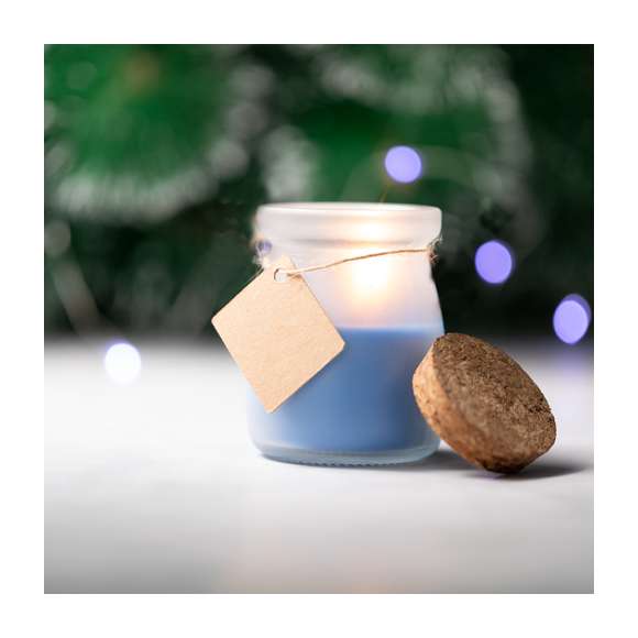  	Original vela tarrito de cristal. Con tapón de corcho y etiqueta de cartón reciclado con hilo para mensajitos. Disponible en varios colores y presentada en caja blanca individual.