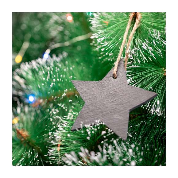Adorno navideño en pizarra, con lacito para colgar y en elegantes diseños árbol de navidad y estrella.