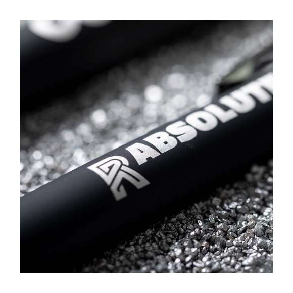 Bolígrafo puntero de mecanismo pulsador y original diseño. Cuerpo de aluminio acabado goma, especialmente diseñado para marcaje en láser y mostrar el logotipo en tono plateado. Con accesorios cromados y clip metálico. Disponible en variada gama de colores, con cartucho jumbo y tinta azul.