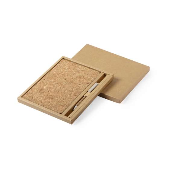 Set de bloc de notas y bolígrafo en línea nature. Incluye bloc de notas con tapas rígidas en corcho natural, con 80 hojas lisas. Bolígrafo de mecanismo pulsador, con cuerpo en corcho natural y accesorios en caña de trigo, para así fomentar la utilización de materias primas naturales y reducir las emisiones contaminantes. Presentado en estuche de cartón troquelado y diseño eco. Tinta negra.